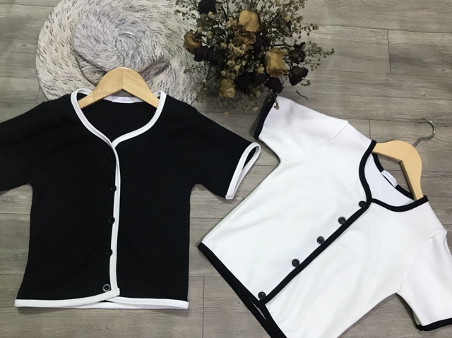 Áo kiểu croptop phối viền 5 nút quảng châu