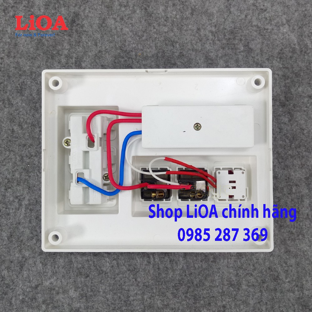 Bảng điện nổi LiOA 15A có 3 ổ cắm 2 công tắc 1 đèn báo màu đỏ/xanh