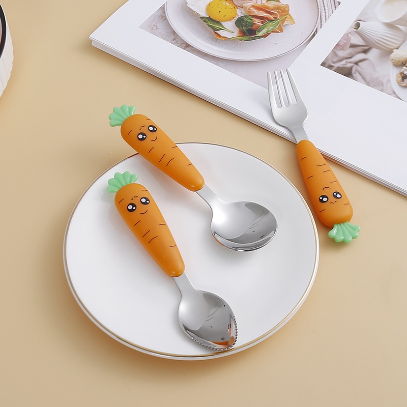 Bộ Muỗng Nĩa Bằng Thép Không Gỉ Tay Cầm Nhựa Hình Củ Cải Hoạt Hình Sáng Tạo Cho Trẻ Em