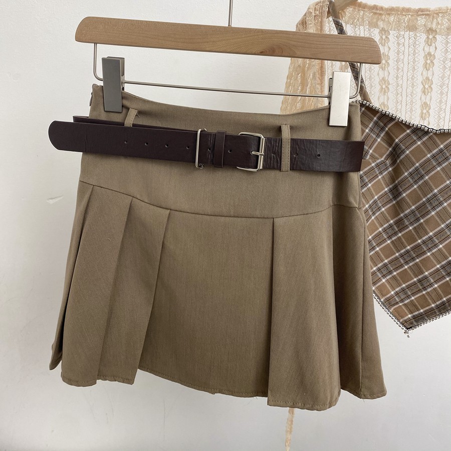 Bộ áo hai dây + áo khoác + chân váy xếp ly + áo cardigan ngắn ngọt ngào thời trang cho nữ