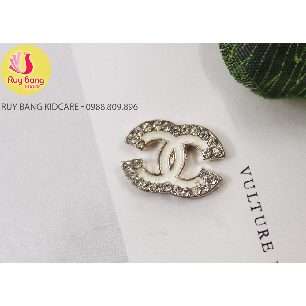 Cành lá kim loại, center đá đính hoa vải handmade