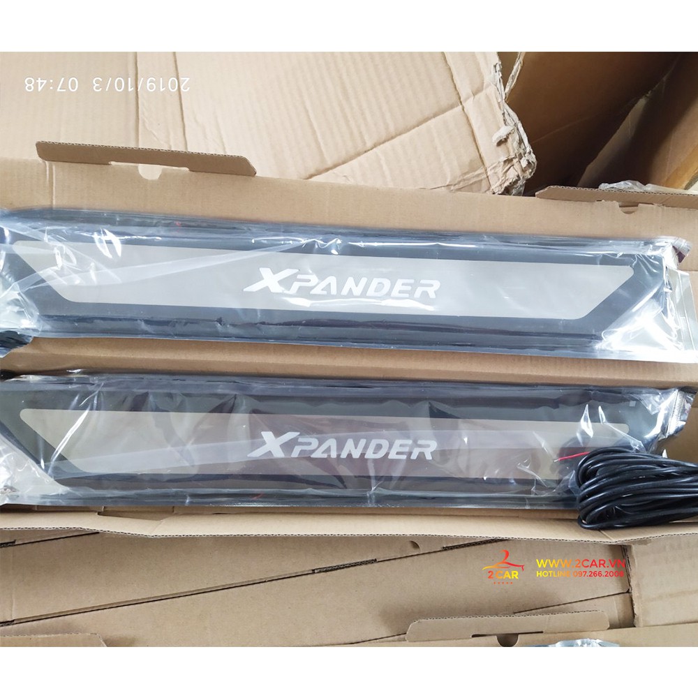 Ốp bậc cửa, nẹp bước chân ngoài xe MISHUBISHI XPANDER 2018- 2021, 2022, 2023 chất liệu NHỰA CÓ ĐÈN LED