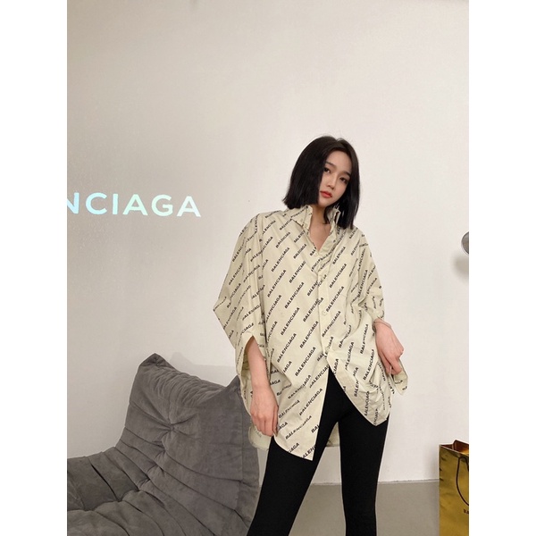 Áo sơ mi nữ dáng rộng tay cánh dơi họa tiết chữ nhỏ thương hiệu Balenciaga cao cấp