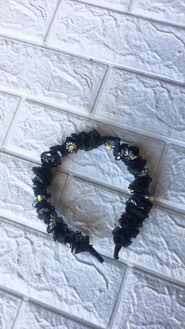 Bờm tóc hoa cúc hot trend