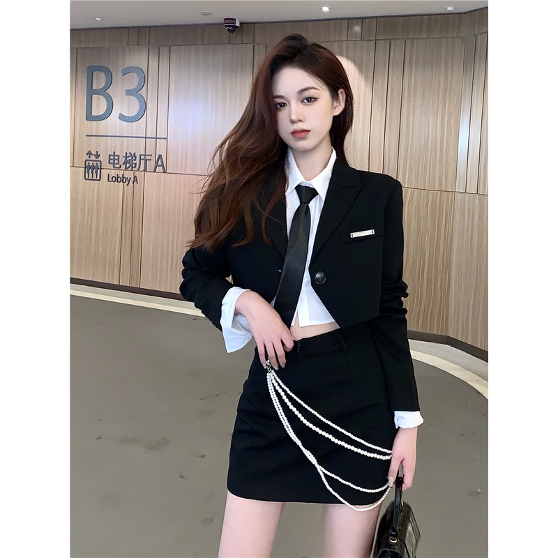 Áo sơ mi tay dài trắng có cổ thắt cà vạt croptop vest khoác đen sang trọng kèm váy ngắn lưng cao ôm dây xích ulzzang