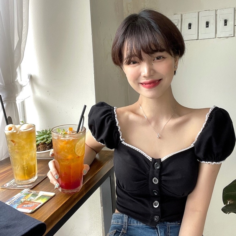 Croptop đen phối ren của Annie