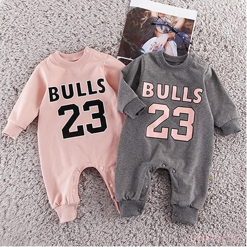 Jumpsuit tay dài hoạ tiết chữ in phong cách Hàn Quốc cho bé