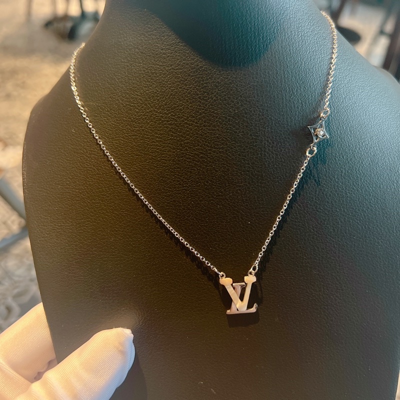 dây chuyền titan Lv trắng ko đen