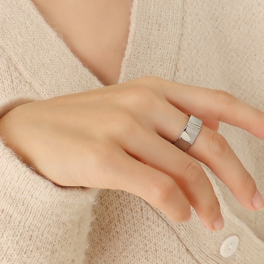 Nhẫn titan kiểu trơn vát 8 cạnh độc đáo không gỉ WR2207