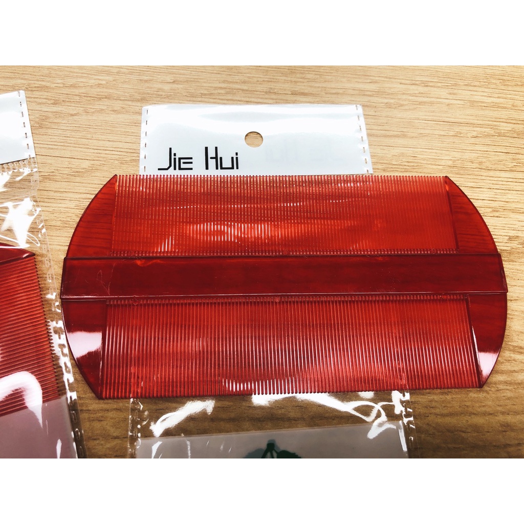 1 hộp 12 lược chải chí ( chấy ) bằng nhựa màu đỏ (  hộp giấy 12 lược táo đỏ lớn )