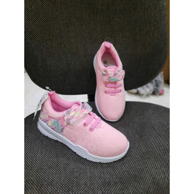 Giày xuất cho bé