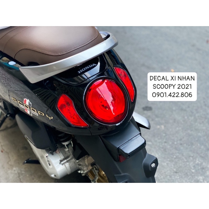 Decal Xi Nhan Đèn Hậu Scoopy 2021