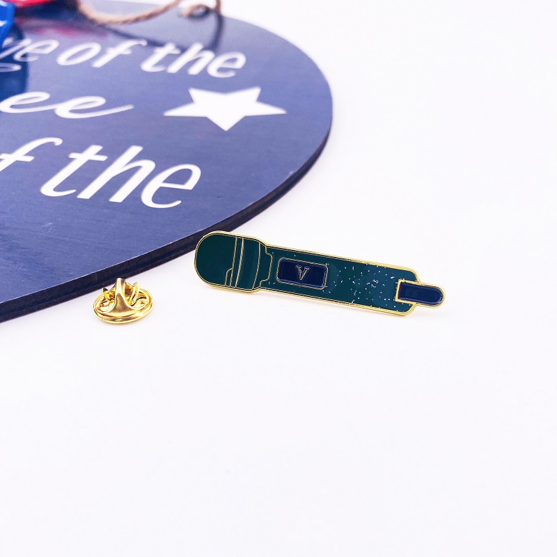 Ghim Cài Áo Hình Micro Của BTS