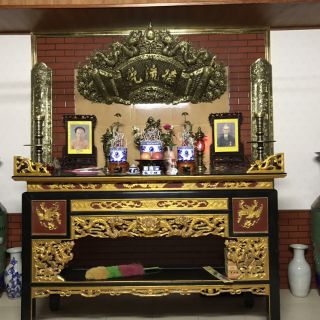 Hoành phi , cuốn thư câu đối bằng đồng .