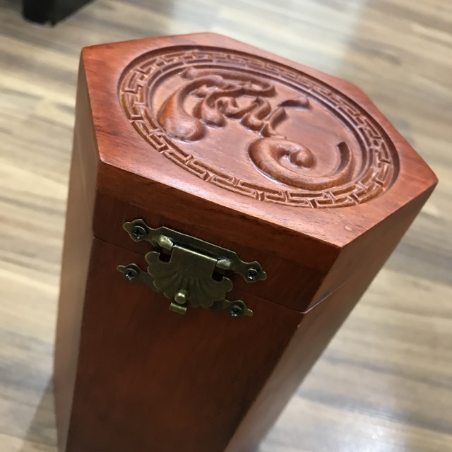 Hộp đựng trà bằng gỗ Hương mặt đục chữ Phúc - hình lục lăng, cafe, decor - CTH793