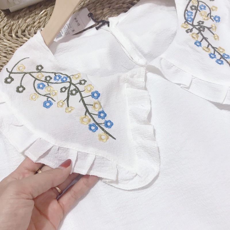 Set bộ sơ mi đũi trắng cổ thêu hoa mix sooc kaki nâu be