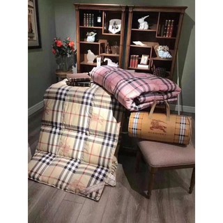 Chăn lông vũ Burberry