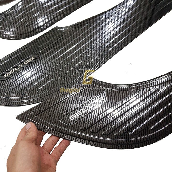 Ốp chống xước Tapli cánh cửa cacbon xe Kia Seltos 2020- 2021- 2022 vân Carbon cao cấp