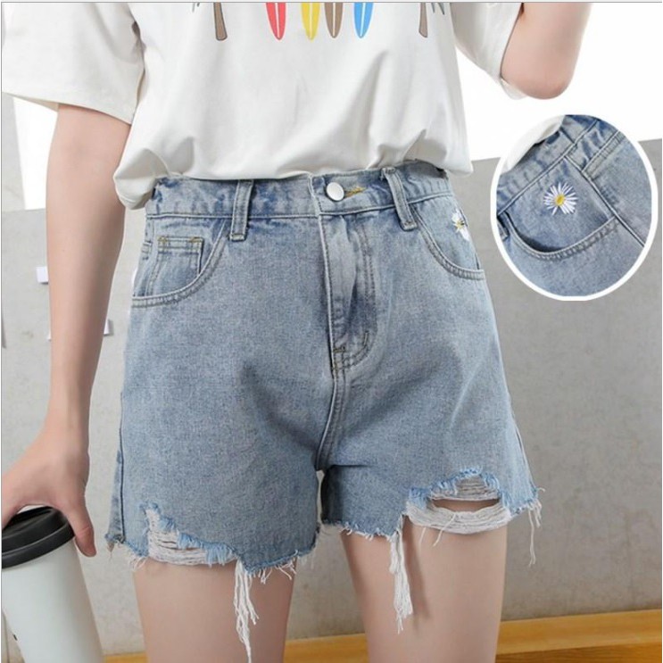 Quần Short Jeans Nữ 🍓FREESHIP🍓 Quân Ngố Lửng Nữ Dáng Xuông Vải Bò Thêu Hoa Cúc | BigBuy360 - bigbuy360.vn