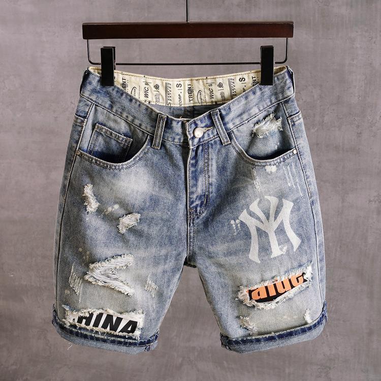 Quần jeans lửng thêu hoa văn sành điệu dành cho nam