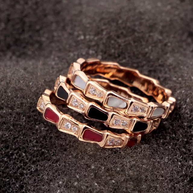 Nhẫn titan ko đen cẩn xoàn phối xà cừ màu