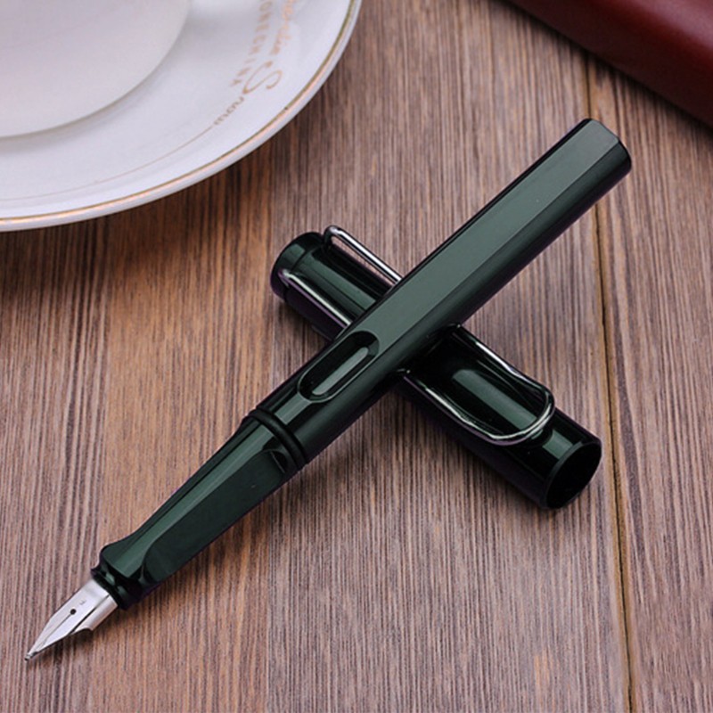 Bút máy viết mực xanh có thể dùng làm quà tặng