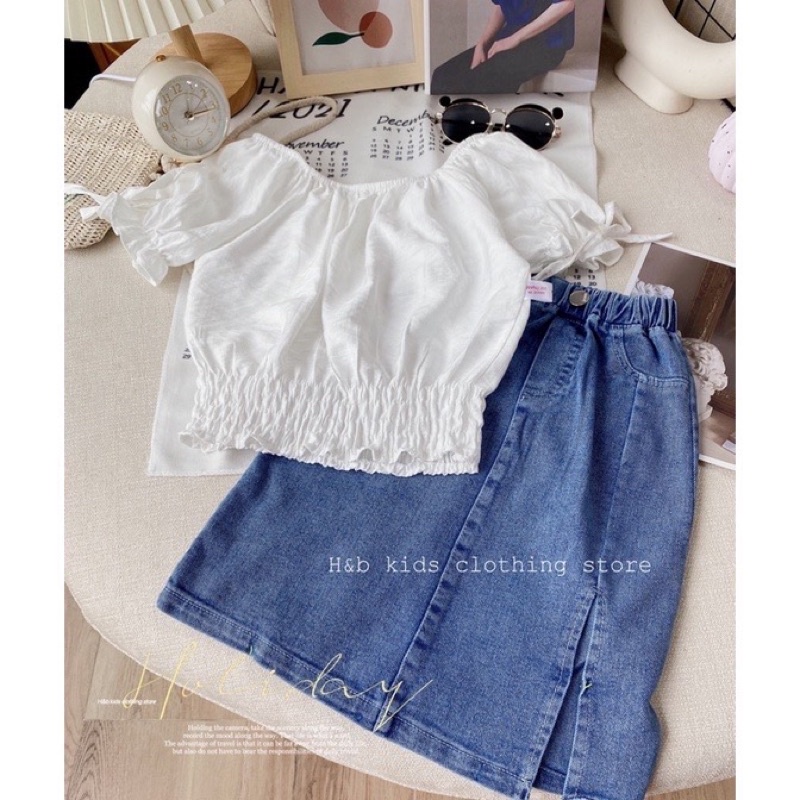 Set áo bo trắng chân váy jean xẻ bé gái