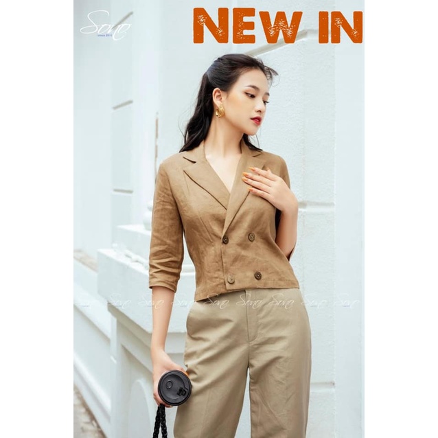 Sono - Áo Crop Top Chất Liệu Linen Màu Nâu Cổ Vest Tay Lửng 4 Nút Trước
