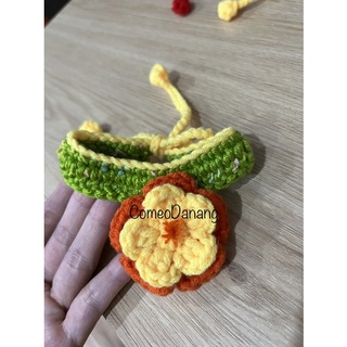 Vòng cổ hoa mai mang tết cho mèo