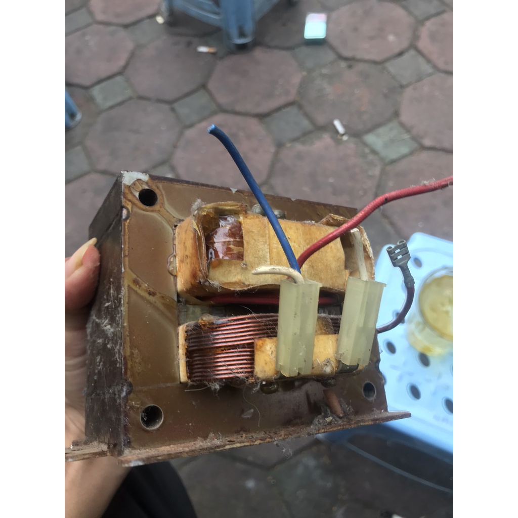biến áp lò vi sóng tháo máy hoạt động tốt,cho anh em chế máy hàn cell pin hoạc thay thế.
