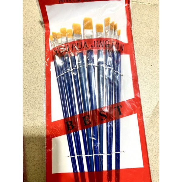 0vỉ 12 và6  cây cọ vẽ màu nước ,bút lông tô tượng thân nhỏ.