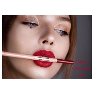 CHÌ MAKEUP MÀU TRẮNG VÀ ĐỎ VẼ MÔI