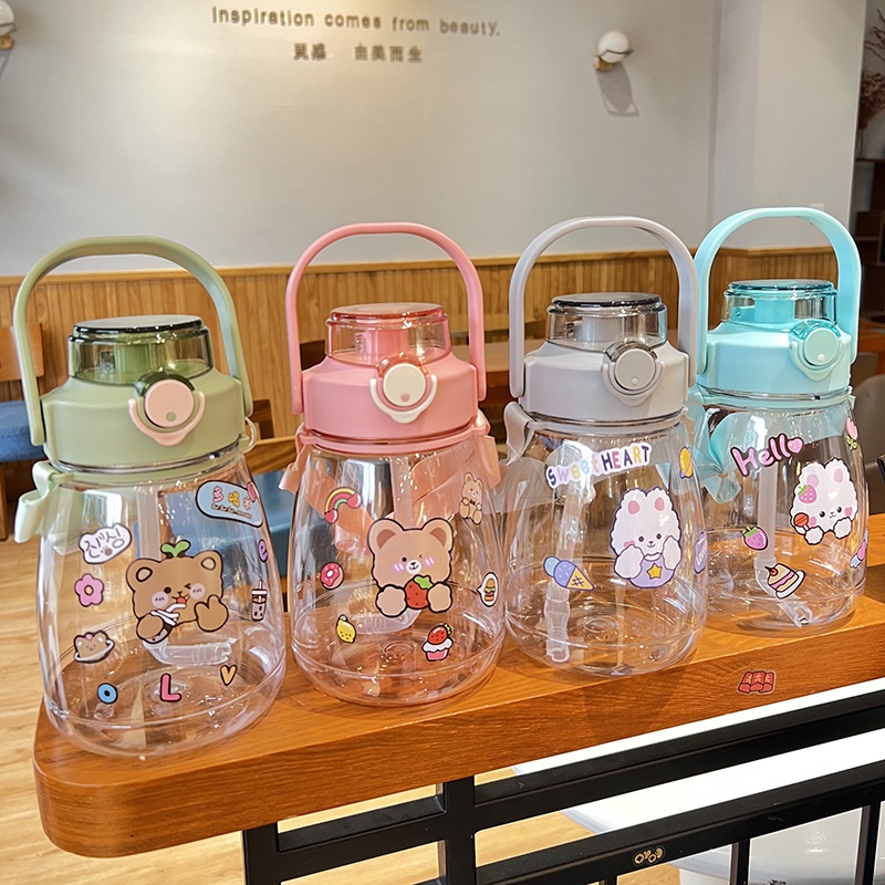 Bình nước 1,3L Bình đựng nước cute chịu nhiệt tốt và ống hút, quai đeo chéo tiện lợi