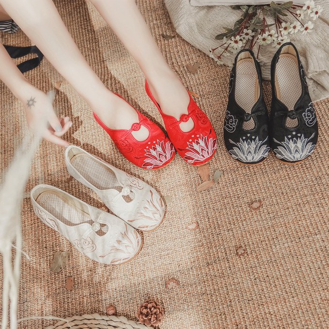 Giày thêu hoa trắng dây cài đế thấp
