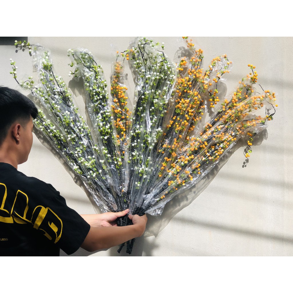 Cành điểm tuyết cao 80cm, quả xốp cắm cùng mộc lan, phù hợp trang trí mọi không gian