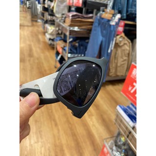 Kính gập uniqlo