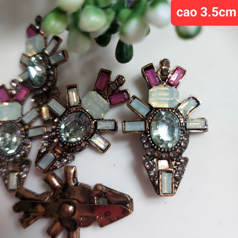 Hình trang trí kim loại, đính , cài và ghim trang trí.