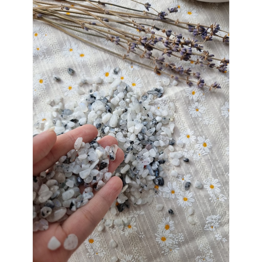 Vụn đá Moonstone (đá mặt trăng) tự nhiên dùng trong thanh tẩy Tarot, Reiki, thiền định