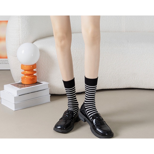 Vớ Tất chữ C màu kem cao cổ Nam Nữ phong cách thể thao, trẻ trung, năng động.