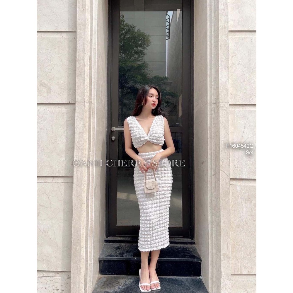 Set xốp trắng áo croptop xoắn ngực sát nách phối chân váy ôm xẻ tà sau dáng dài!