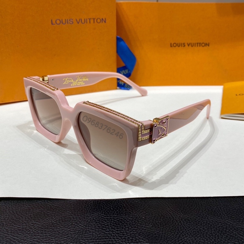 Kính LV hồng dáng vuông, thiết kế phong cách hiện đại,trẻ trung,sang trọng. Mắt chống UV400