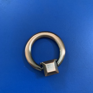 Núm tủ kèm chân ốc, vít