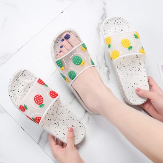 Dép dứa đi trong nhà