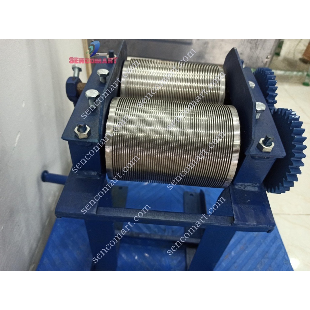 Máy thái bì heo chín quay tay khung sắt