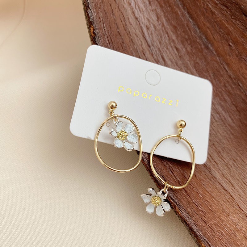 Bông tai hình hoa trắng bất đối xứng kiểu dáng vintage thanh lịch trẻ trung - Mely 1411