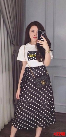 Set áo thun, chân váy chấm bi