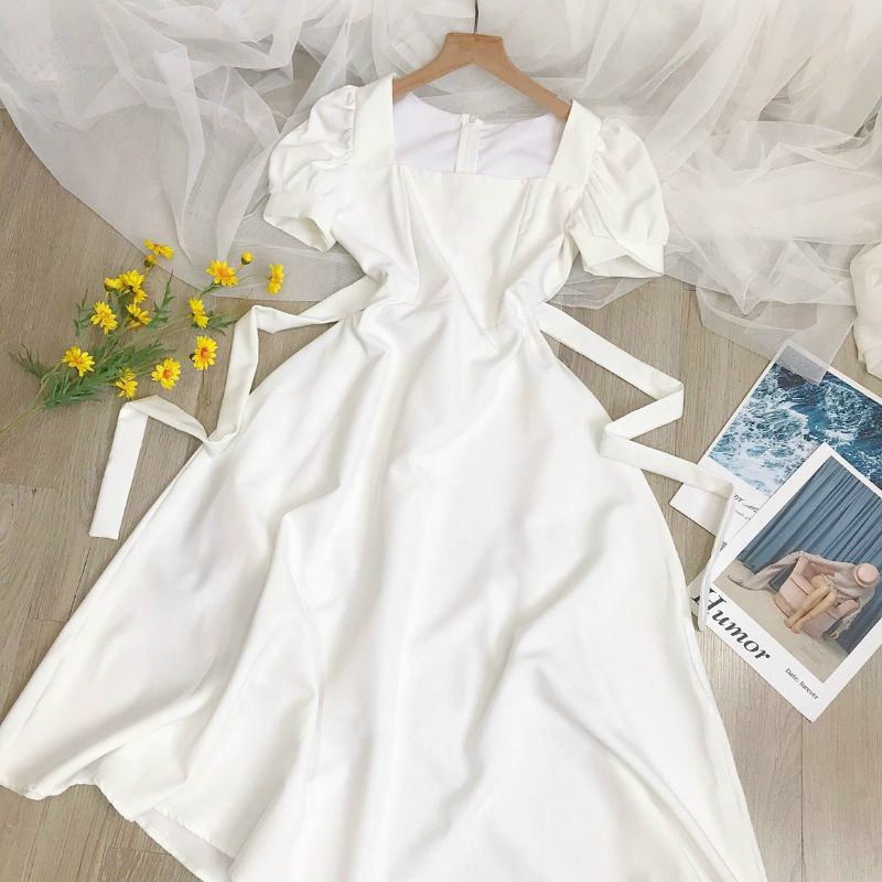 Đầm trắng xoè cổ U dây eo.