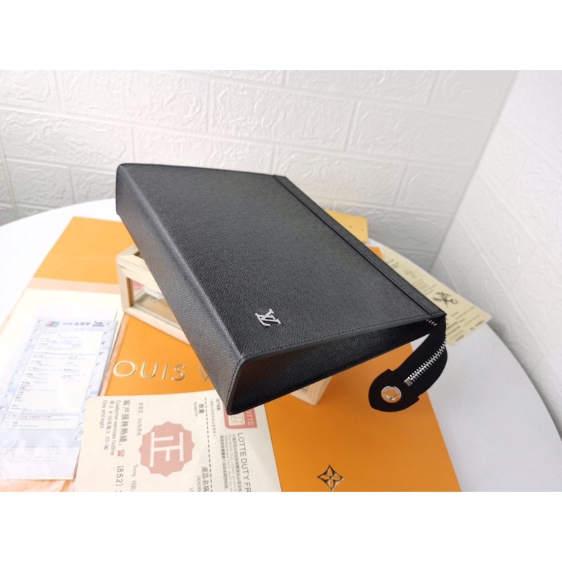 Ví Clutch LV Pochette Voyage Taiga Leather in Black fullbox vân da xước đẹp mê❤️