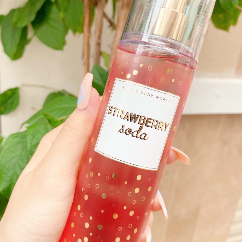 Xịt thơm body Bath &amp; Body Works - Strawberry Soda (236mL)