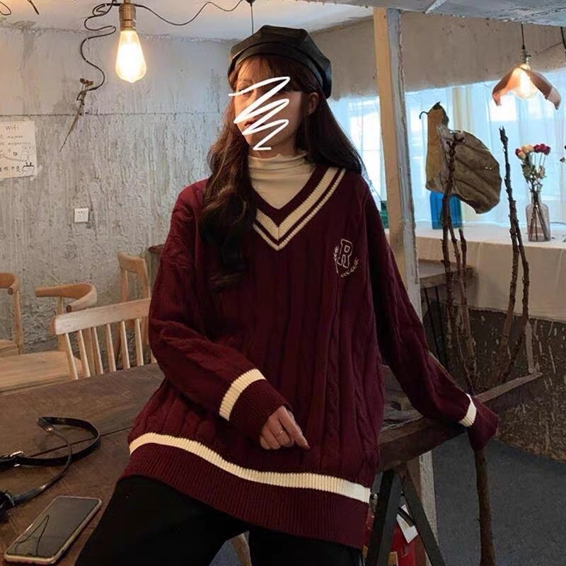 Áo len đỏ đô huy hiệu